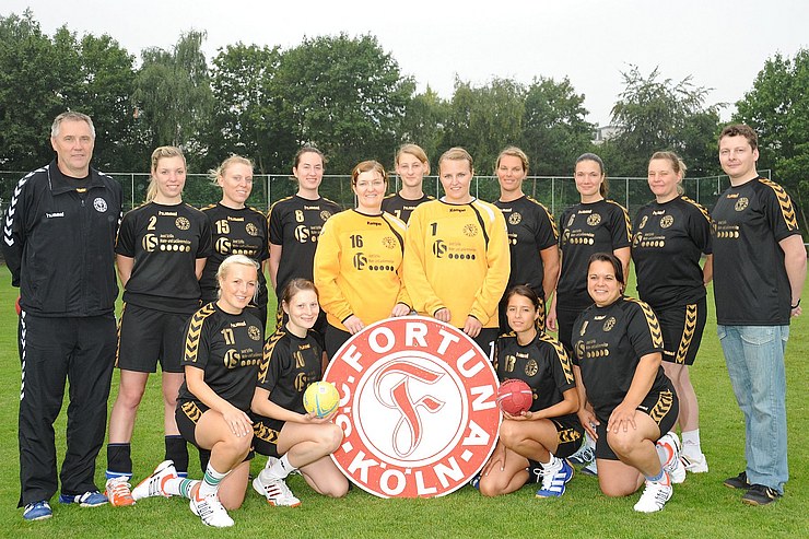 hinter Reihe (v.l.n.r.):
Trainer Charly Jonas, Nina Hahn, Sabine Mohlser, Male Stüssel, Christina Stiegen, Wiebke Janßen, Anna Ellereit, Janett Stein, Karina Schiks, Nicole Hingst, Geschäftsführer Tim Klein
vordere Reihe (v.l.n.r.):
Nadja Brückner-Zöth, Zydre Zimmermann, Andrea Volmer, Katja Finkelmann
es fehlen:
Steffi Herschbach, Lena Hahn, Annika Jesionek, Carmen Wolf, Simone Hilger, Tina Dannenberg Team 1.Damen Saison 2009/2010