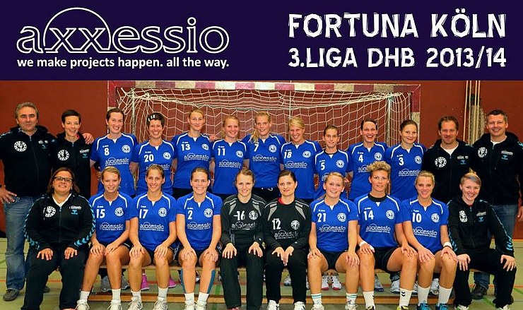 Hintere Reihe (v.l.n.r.):
Trainer Jannusch Frontzek, Mareen Milse, Male Stüssel, Maria Grimberg, Julia Schumacher, Lina Klinnert, Hannah Klemme, Nicole Hamacher (Physio)
Vordere Reihe (v.l.n.r.):
Kerstin Jordens, Melanie Kossmann, Steffi Herschbach, Anna Ellereit, Zydre Zimmermann, Anke Balmert, Jasmin Weise, Svenja Behrens, Ines Sistig
Es fehlen:
Anna Kochs, Helena Nünning, Katharina Grimberg, Wiebke Janßen, Katja Finkelmann (Betreuerin), Daniela Stein (Betreuerin) Team 1.Damen Saison 2013/2014