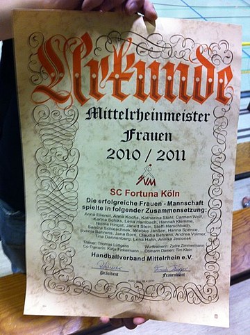 Wimpel und Urkunde als Ehrung für den Mittelrheinmeister Frauen 2010/2011 Urkunde Oberliga-Meisterschaft 2011