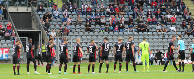 Die Kölner Mannschaft 2021/22 im Stadion am Zoo in Wuppertal