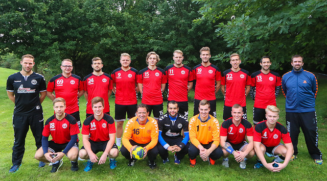 Obere Reihe (v.l.n.r.): Kilian Junghans (Co-Trainer), Stephan Schulze, Fabian Kötzle, Thorben Marquardt, Sven Lehmann, Niclas Waldecker, Dustin van Impel, Fabian Wolf, Roman Stabauer, Daniel Dünnebeil (Trainer)
Untere Reihe (v.l.n.r.): Jens Wessel, Fabian Wurm, Manfred Hoffmann, Ouassim Trabelsi, Nico Trimborn, Nicolas Stoeffler, Fynn Wandschneider
es fehlt: Tobias Marquardt, Lucas Willcke, Jonathas Lichter, Matthis Jungblut, Julian Elting 1. Herren Mittelrhein-Oberliga 2017/2018