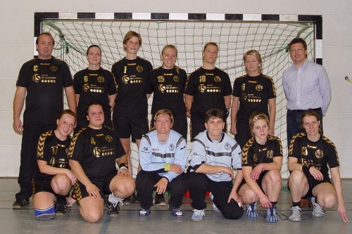 hintere Reihe (v.l.n.r.):
Trainer Jens Doleys, Karina Schneider (jetzt Schiks), Tina Dannenberg, Sabine Mohsler, Janett Stein, Carmen Wolf, Geschäftsführer Tim Klein
vordere Reihe (v.l.n.r.):
Nadja Brückner-Zöth, Katja Finkelmann, Christina Stiegen, Melanie Carone, Claudia Augspurger, Ina Westerhoff Team 1.Damen Saison 2007/2008