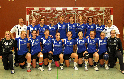 hintere Reihe (v.l.n.r.):
Trainer Jannusch Frontzek, Hannah Klemme, Nicole Hingst, Carmen Wolf, Wiebke Janßen, Claudia Behrens, Janett Stein, Lena Hambach, Svenja Behrens, Co-Trainerin Katja Finkelmann
vordere Reihe (v.l.n.r.):
Jana Born, Steffi Herschbach, Male Stüssel, Ines Sistig, Rebecca Müller, Anna Kochs, Zydre Zimmermann, Hanna Spence, Annika Jesionek, Anna Ellereit
es fehlen:
Maria Grimberg, Sandra Schieschnek, Swantje Tetenz Team 1.Damen Saison 2011/2012